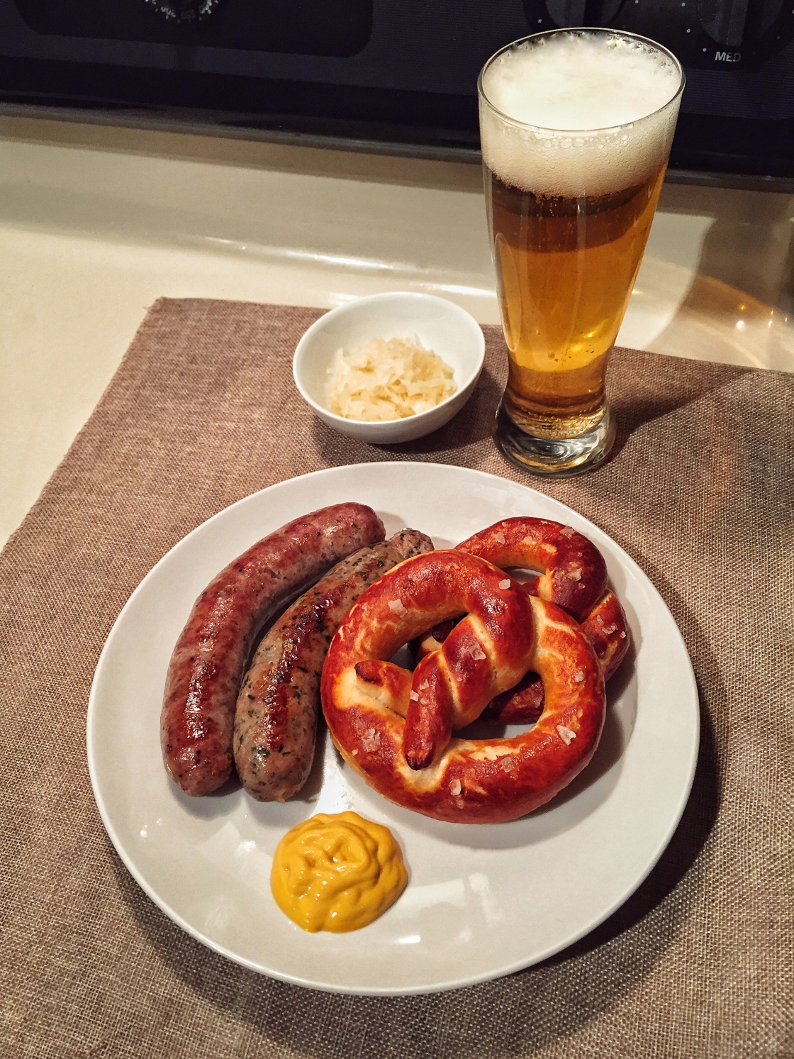 Пивные ножки. Баварские колбаски с пивом. Немецкое пиво и сосиски.